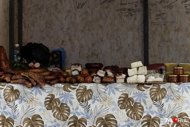 Продукты лежат, ничем не накрытые, хотя в паре метров&nbsp;— оживленная улица Гагарина. Кроме того, на сало почему-то массово слетаются пчелы&nbsp;— продавец только и успевает отгонять их ветками | Источник: Наталья Лапцевич