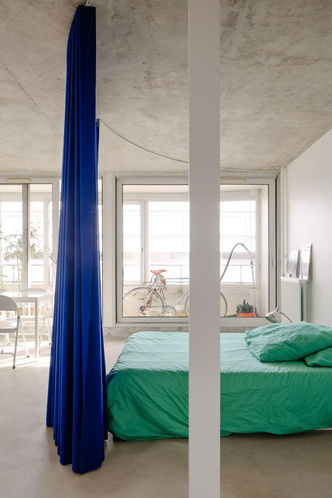 Маленькая квартира 45 м² с бетонным потолком и кроватью за шторой