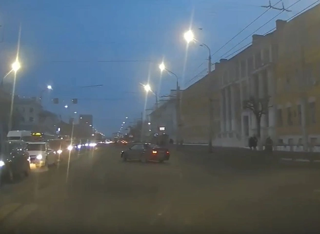 На Первомайском проспекте решивший «подрифтить» водитель вылетел на тротуар | ya62.ru