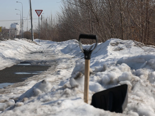 Значительная часть городских улиц Челябинска сейчас напоминает сложную полосу препятствий. | Источник: Наталья Лапцевич