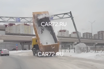 Самосвал снес ковшом дорожную опору в Тюмени