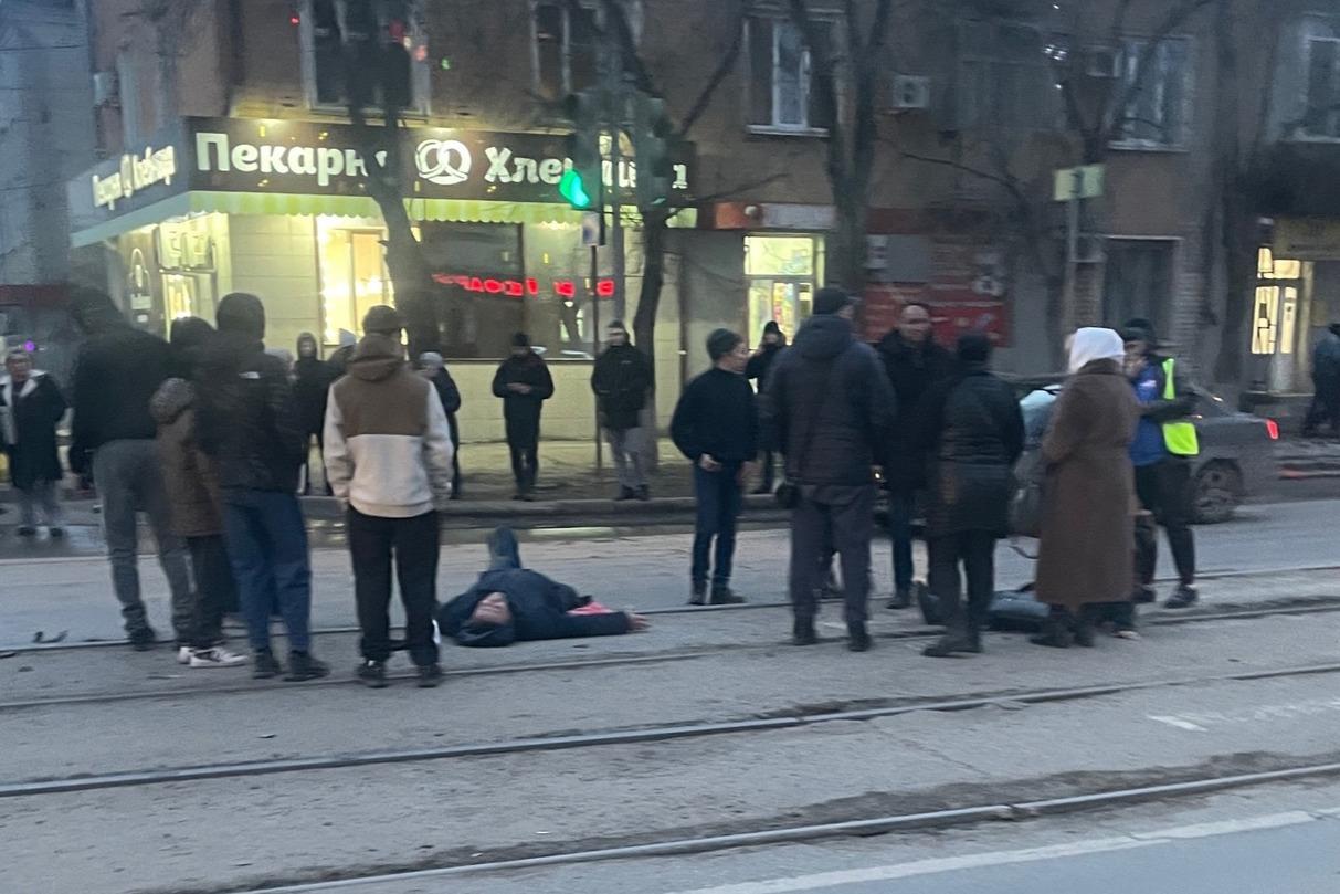 На юге Волгограда пьяный водитель проехал на красный, сбил двоих и скрылся  — видео - 11 марта 2024 - V1.ру