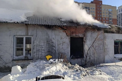В Новосибирске загорелся частный дом, тушению мешали сугробы