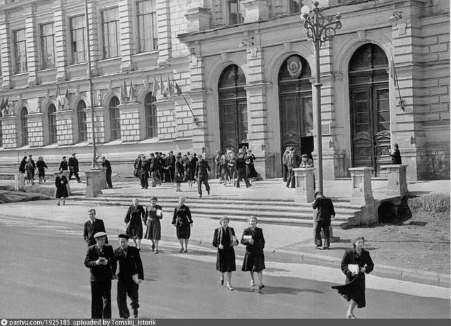 А это летний вариант фото у главного корпуса политеха | Источник: pastvu.com