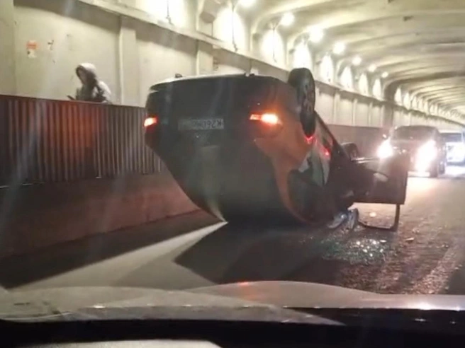 Автомобиль принадлежит каршеринговой компании «Делимобиль» | Источник: читатель