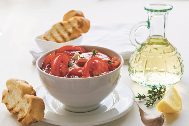 Если у человека нет проблем со здоровьем, то салат из свежих помидорчиков с зеленью и растительным маслом можно съедать даже на ужин