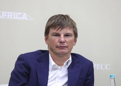 Держит на руках и скрывает лицо: первое фото Аршавина с пятым ребенком