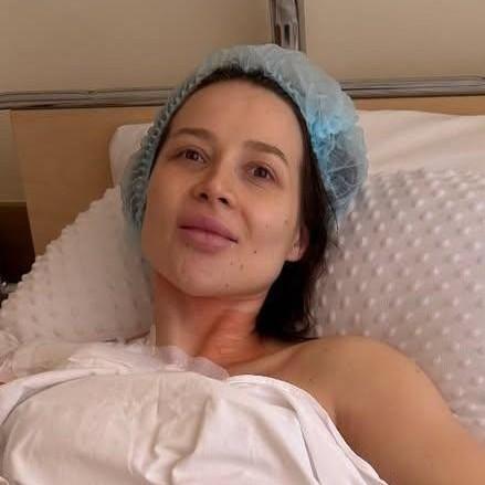 Смогла встать и улыбается сквозь боль: сражающаяся с раком четвертой стадии Лерчек приехала на день рождения сына — фото