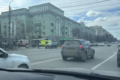 В Челябинске Mercedes столкнулся с автобусом, есть пострадавшие