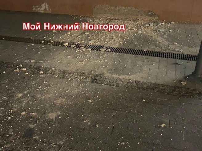 Обвалившаяся штукатурка на фасаде дома на Покровке | Источник: Мой Нижний Новгород / t.me