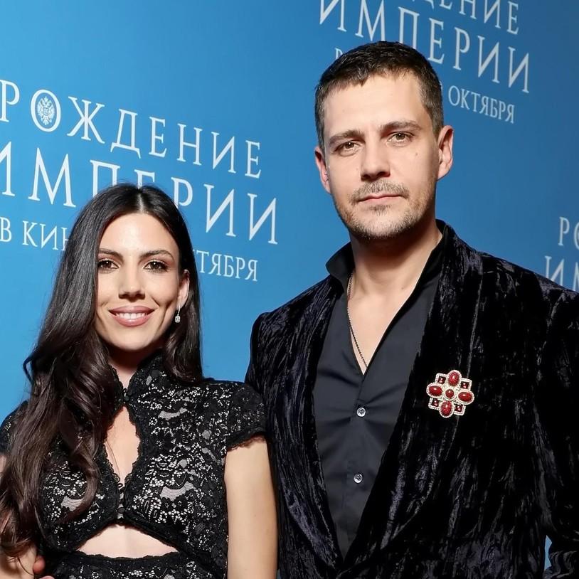 Стильные Бикович с женой, похудевший Файзиев, братья Добронравовы на премьере фильма «Рождение империи»