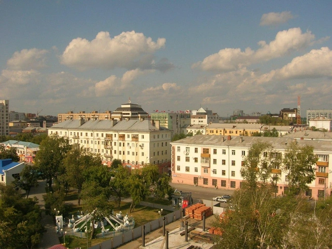 Цветной бульвар в 2006 году. Именно тогда начали строить первый в Тюмени McDonald's | Источник: «Тюмень до нашей эры» / Vk.com