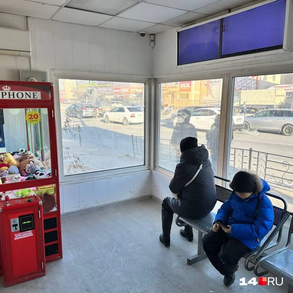 Автомат с игрушками и скамейка | Источник: Илья Константинов / 14.RU