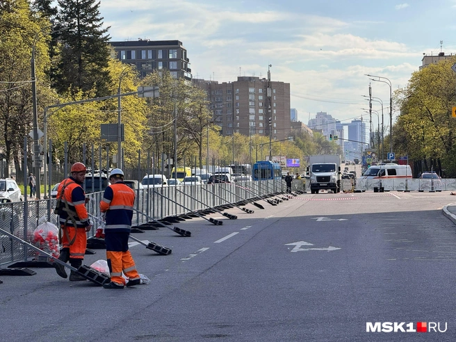 Часть обломков БПЛА, который рухнул на Мосфильмовской, уже убрали | Источник: Дмитрий Толстошеев / MSK1.RU
