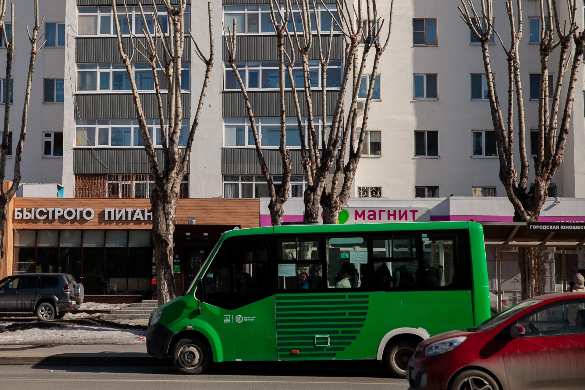 Переполненные маршрутки в Тюмени: проблемы с общественным транспортом в  городе - 20 октября 2023 - 72.ру