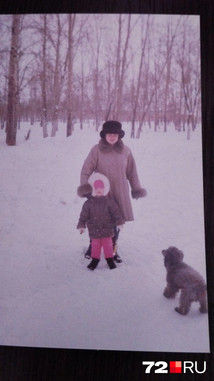 А это она же, но чуть постарше. Смотрите, какая модная теплая куртка! | Источник: 72.RU