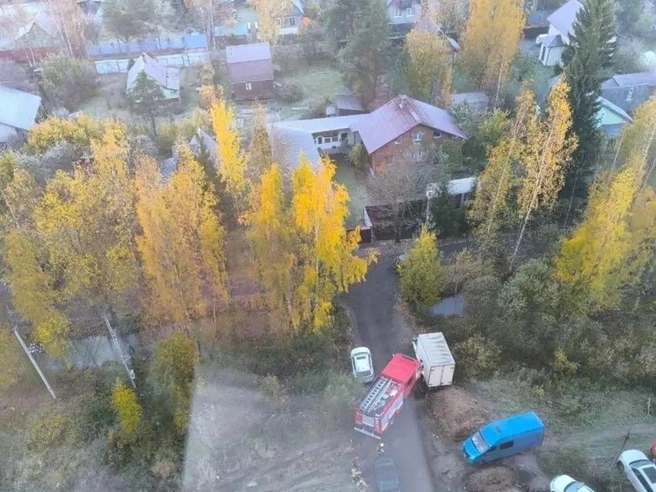 Хаотично припаркованные машины мешали экстренным службам, ехавшим к пожару в Парголово. | Источник: Форум|Парнас Сити / ВКонтакте
