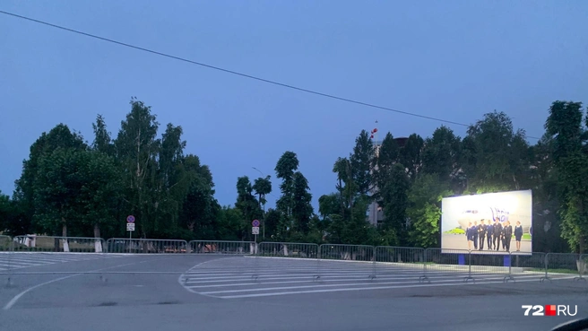 Площадку возле аэродрома перекрыли с ночи | Источник: Читатель 72.RU