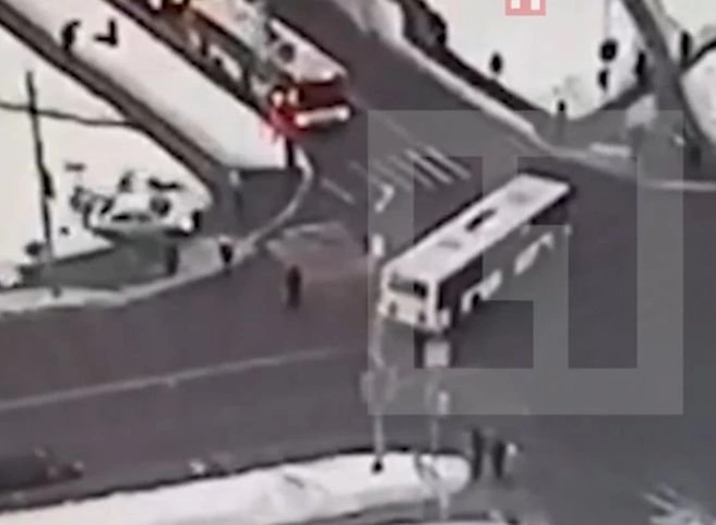 В Москве иномарка врезалась в толпу пешеходов на тротуаре (видео) | ya62.ru
