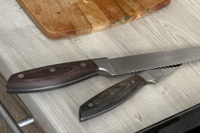 Женщина нанесла себе порезы и обвинила сожителя