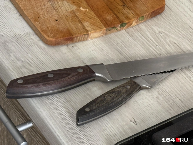 На столе случайно оказывается кухонный нож | Источник: Сергей Петунин / 164.RU