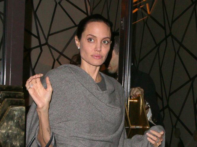 Фото №1 - «Смертельно больная» Анджелина Джоли поужинала с британским политиком