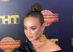 Копенкина обнимала Шаляпина, Бузова рассказала о чувствах к Даве на премьере «Сокровища императора»