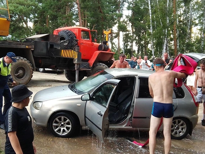 Автомобиль основательно намок | Источник: читатель 74.RU