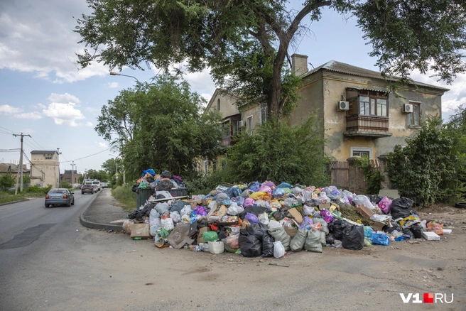 Свалка, с которой не могут справиться ответственные службы, образовалась на уличе Качинцев около дома № 47 | Источник: Константин Завриков / V1.RU
