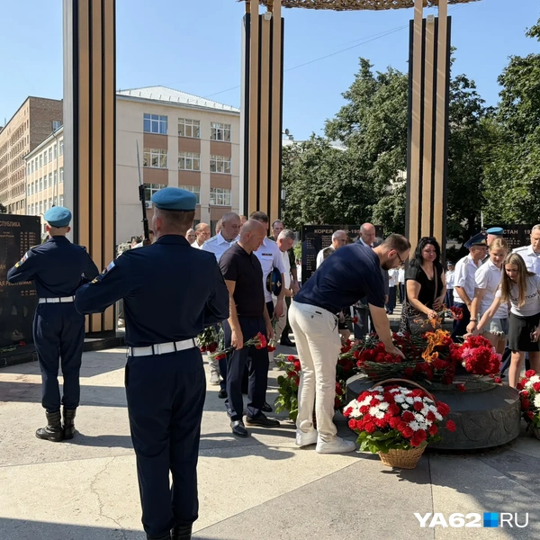 На площади Маргелова второй час царит оживленная атмосфера | Источник: Дарья Ходосевич / YA62.RU
