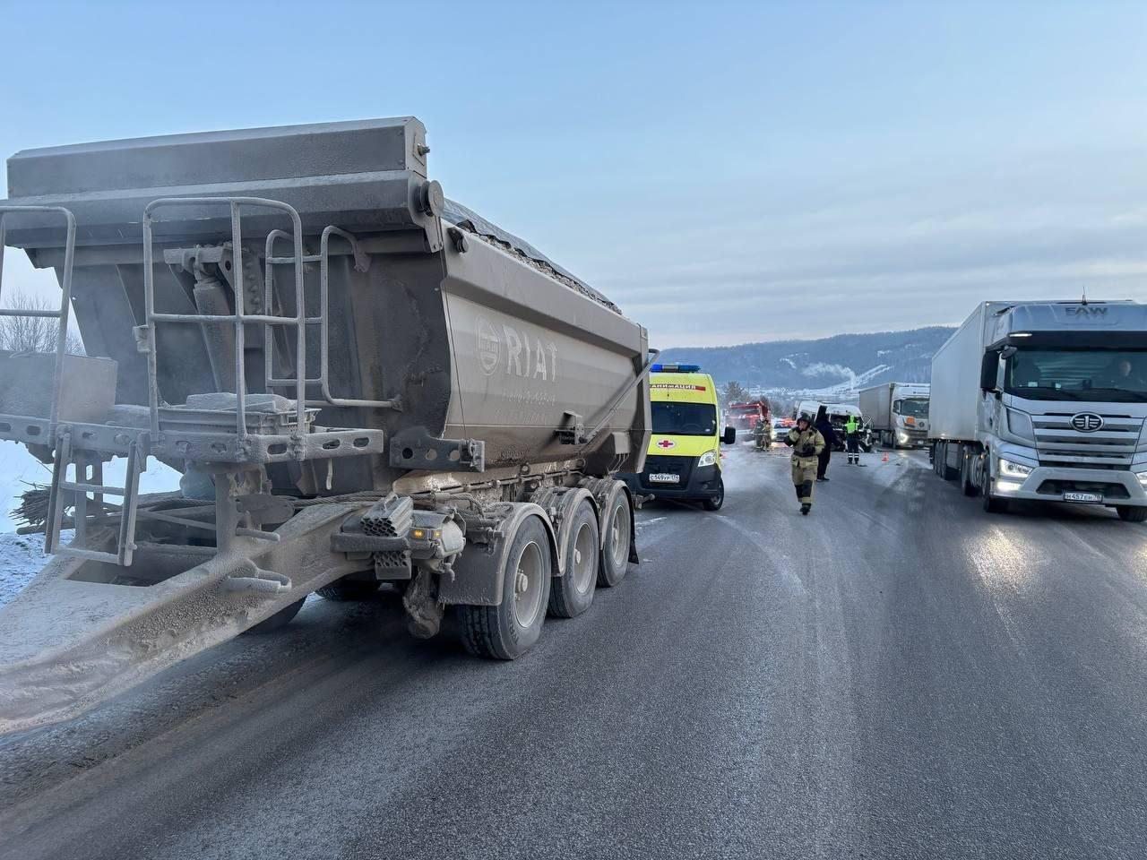 Рейсовый микроавтобус, ехавший в Уфу, попал в ДТП на М-5, есть погибший и раненые