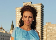 Грешная цветочница: Эвелина Бледанс поливает растения в распахнутом халате, оголившем грудь