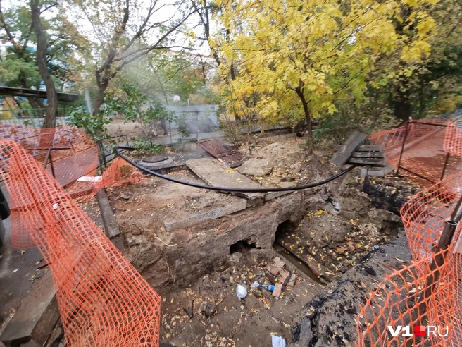 Звонки в аварийные службы и в единый диспетчерский центр по вопросам ЖКХ результатов не принесли | Источник: Константин Завриков / V1.RU