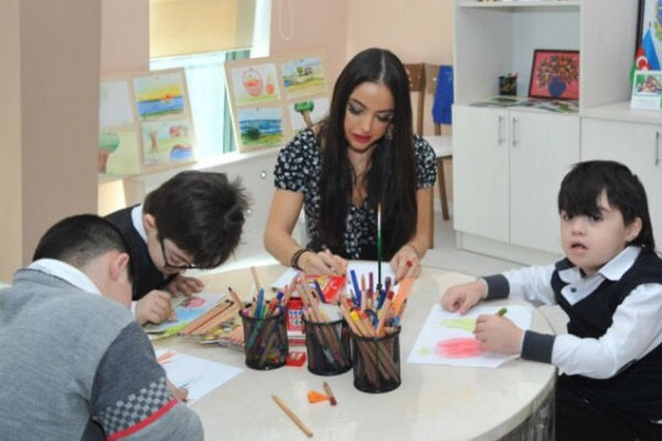 Лейла Алиева регулярно посещает детские дома