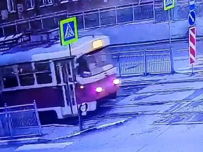 Юный пассажир пытался выйти из окна | Источник: Госавтоинспекция Свердловской области