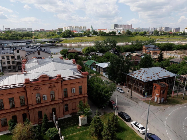 Двухэтажное кирпичное здание – дом купца Колмогорова, построен в XIX веке. Сейчас здесь Центр татарской культуры. В деревянном доме напротив (справа) – Библиотека истории города имени Текутьева. | Источник: Ирина Шарова / 72.RU
