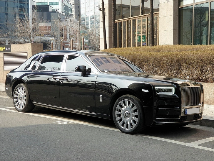 Rolls-Royce Phantom VIII EWB | Источник: Martin Lee/Wikimedia Commons