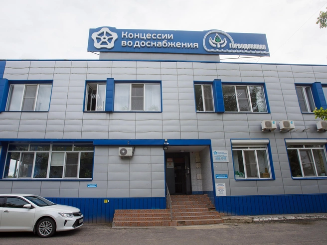 Вода выходит на поверхность в нескольких десятках метров от здания «Концессий водоснабжения» | Источник: Алексей Волхонский / V1.RU
