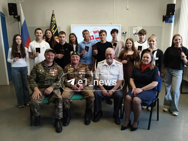 Алексей на фотографии сидит вторым слева | Источник: читатель E1.RU