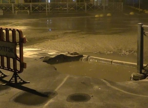 В Санкт-Петербурге молодой человек провалился в яму с кипятком | ya62.ru