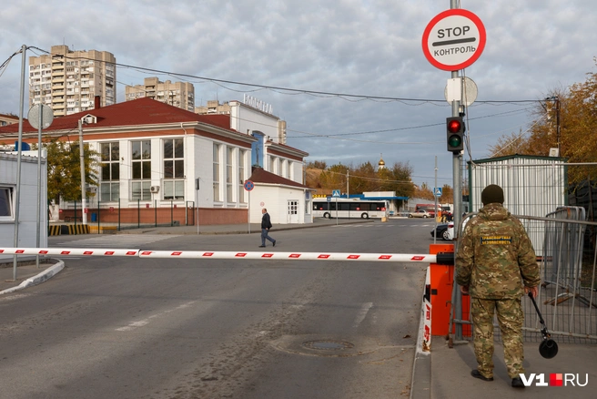 Инициатива наказуема: петербуржец получил штраф за то, что поднимал шлагбаум | Источник: Алексей Волхонский / V1.RU