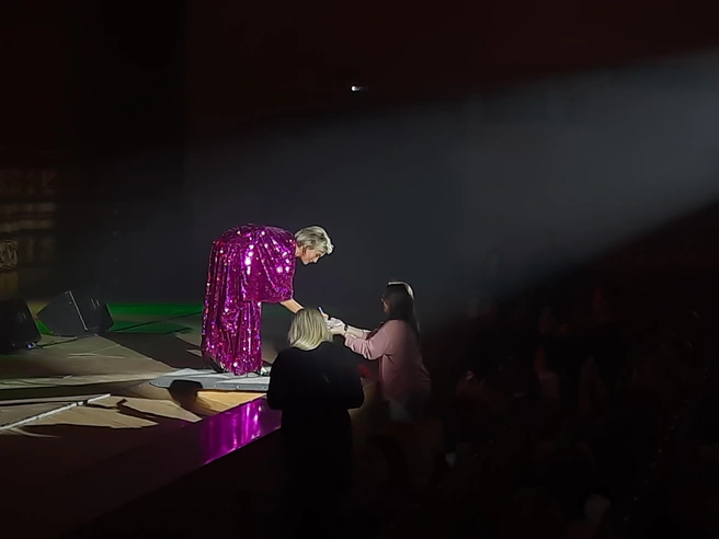 Татьяна уделяла внимание слушателям во время концерта | Источник: Анастасия Харламова / NGS70.RU