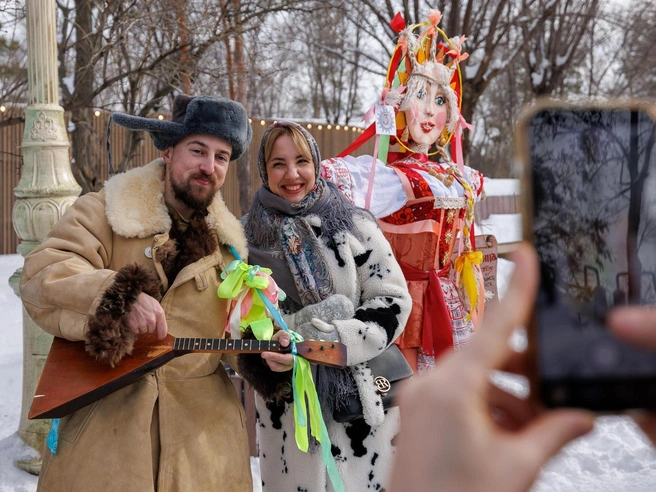 Многие делали памятные фотографии на фоне праздничных действий | Источник: Алексей Волхонский / V1.RU