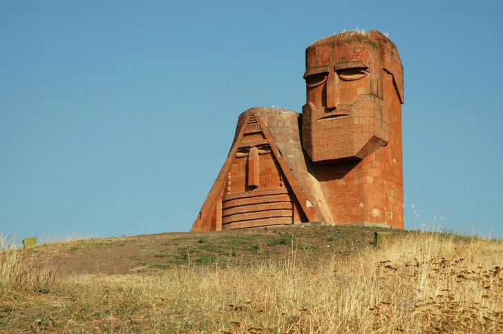 Скульптура Саркиса Багдасаряна «Мы — наши горы». | Источник: Getty Images