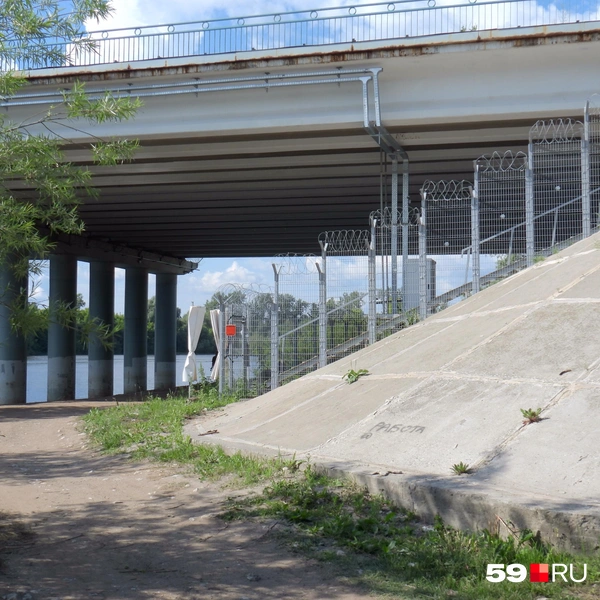 Подпорная стенка моста огорожена забором с колючей проволокой | Источник: Кирилл Хафизов / 59.RU