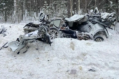 Двое югорчан погибли в столкновении легковушки с грузовиком