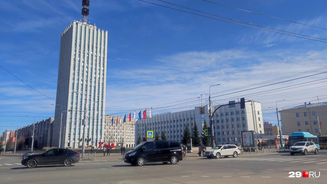 В центре города уже разъезжают машины | Источник: Юрий Скородумов