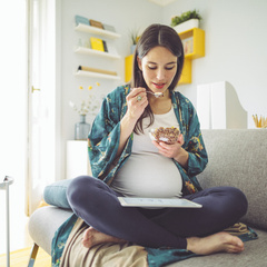Чем и как питаться беременной в жару: 5 советов диетолога