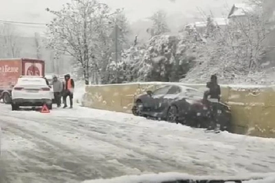 Мощный снегопад парализовал дороги в Сочи