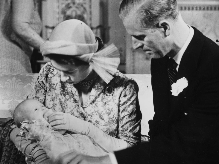 Наследная принцесса Елизавета и герцог Эдинбургский со своей новорожденной дочерью принцессой Анной, 21 октября 1950